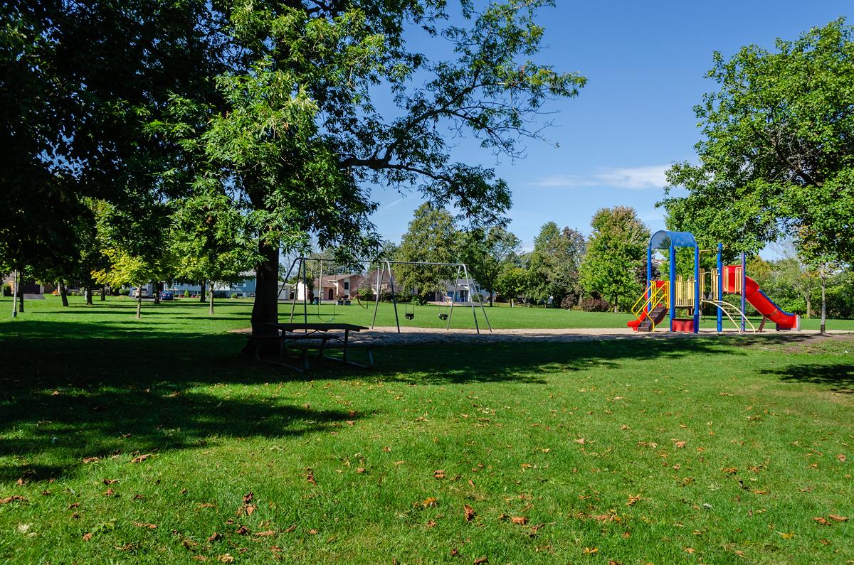 From your doorstep, explore landscaped walkways and nearby green spaces that connect seamlessly to Kingston’s growing trail network — perfect for evening strolls or weekend bike rides.